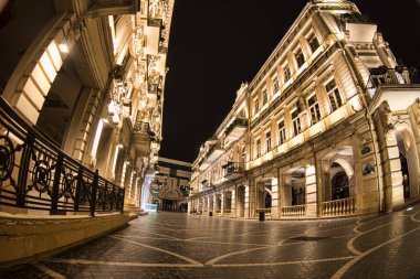 BAKU, AZERBAIJAN - 7 Nisan 2020 - Bakü, Azerbaycan şehir merkezi. Geceleri Azerbaycan 'ın başkenti Bakü' nün boş sokakları. Covid salgını yaşanıyor