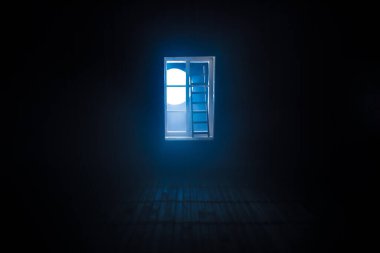 Karanlık odanın penceresinden Ay 'ın gece manzarası görülüyor. Gerçekçi bebek evi minyatür dekore edilmiş. Ay ışığı karanlık odada.