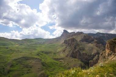 Yazın gündüz dağlarda güzel bir manzara. Gün batımında dağlar. Azerbaycan, Kafkasya. Khinalig