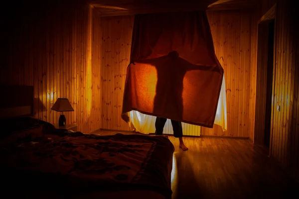 Τρομακτική Σιλουέτα Στο Παράθυρο Κουρτίνα Στο Εσωτερικό Υπνοδωμάτιο Βράδυ Τρομακτική — Φωτογραφία Αρχείου