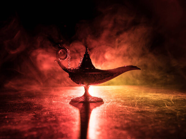 Античный Аладдин арабских ночей джина стиле лампа с мягким светлым белым дымом, темный фон. Концепция светильника желаний