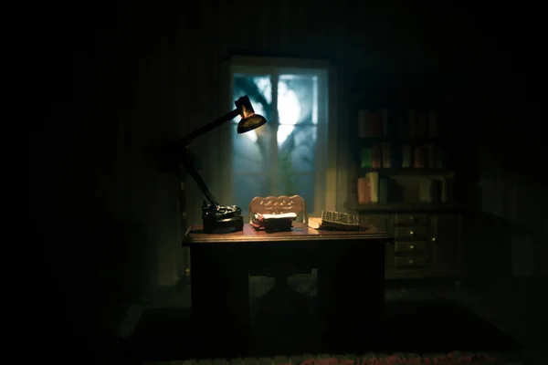 Реалістична Вітальня Лялькового Будиночка Меблями Вікнами Вночі Чоловік Сидить Столі — стокове фото