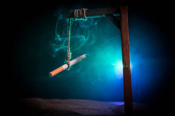 禁止吸烟的概念 用香烟装饰有创意的艺术品桌子 香烟会导致癌症和死亡 脚手架上挂着的香烟 — 图库照片