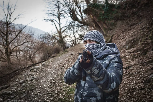 Людина Масці Штурмовою Гвинтівкою Готова Атакувати Лісі Небезпечний Бандит Прицільний — стокове фото