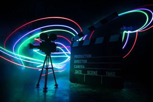 Filmkonzept Miniaturfilm Auf Dunklem Hintergrund Mit Nebel Und Leere Silhouette — Stockfoto