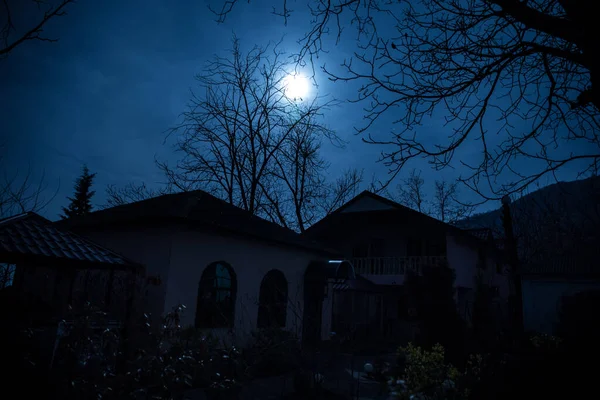 夜には静かな村の上に満月 月明かりの下で山の村の美しい夜の風景 アゼルバイジャンの自然 長時間露光 — ストック写真