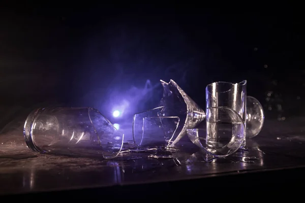 Πιες Σπασμένο Γυαλί Σπασμένα Γυαλιά Ξύλινο Τραπέζι Σκούρο Τονισμένο Φόντο — Φωτογραφία Αρχείου
