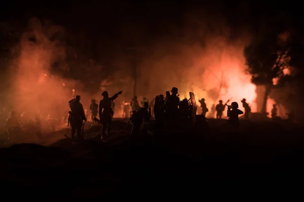 Savaş Konsepti Zırhlı Araç Siluet Savaş Sahnesi Sisli Gökyüzü Arka — Stok fotoğraf