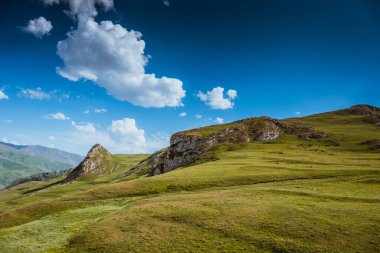 Yazın gündüz dağlarda güzel bir manzara. Gün batımında dağlar. Azerbaycan, Kafkasya. Khinalig