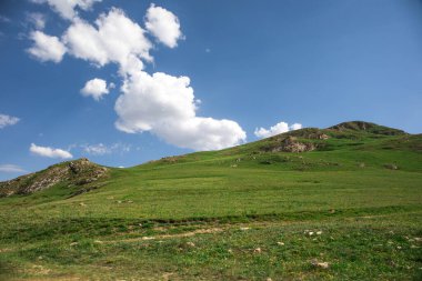 Yazın gündüz dağlarda güzel bir manzara. Gün batımında dağlar. Azerbaycan, Kafkasya. Khinalig