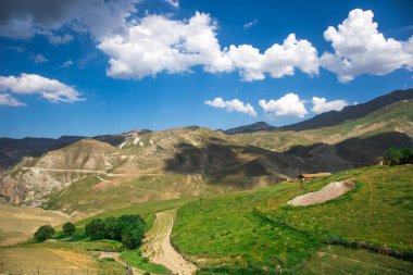 Yazın gündüz dağlarda güzel bir manzara. Gün batımında dağlar. Azerbaycan, Kafkasya. Khinalig