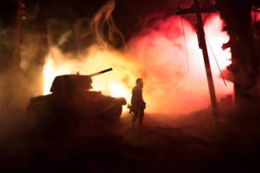 Savaş Konsepti. Askeri siluetler savaş sisli gökyüzü arka planında savaş sahnesi, Dünya Savaşı Askerleri Silueti Bulutlu Gökyüzünün Altında Gece. Harap olmuş şehirde savaş. Seçici odak