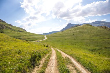 Yazın gündüz dağlarda güzel bir manzara. Gün batımında dağlar. Azerbaycan, Kafkasya. Khinalig