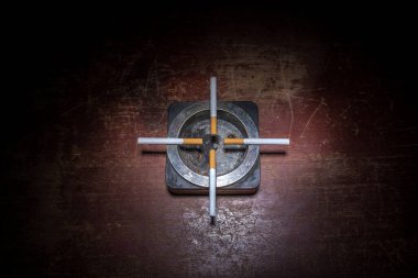 Sigara içilmiyor. Sigaralı yaratıcı tablo dekorasyonu. Sigara kansere neden olur ve öldürür. Kül tablasındaki sigaralar hedefe benziyor. Seçici odak