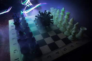 Covid küresel salgınında iş dünyasının satranç tahtası konsepti. Büyük Corona virüsü minyatür modeli satranç tahtasında sis ve arka planda. Yaratıcı sanat dekorasyonu. Seçici odak