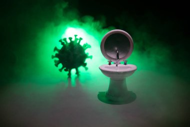 Arka planda minyatür bir lavabo var. Hijyen konsepti. Ellerini yıka, kendini koru. Corona Virüsü Önleme. Seçici odak