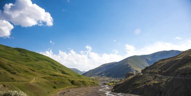 Yazın gündüz dağlarda güzel bir manzara. Gün batımında dağlar. Azerbaycan, Kafkasya. Khinalig