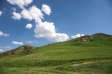 Yazın gündüz dağlarda güzel bir manzara. Gün batımında dağlar. Azerbaycan, Kafkasya. Khinalig