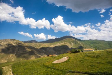 Yazın gündüz dağlarda güzel bir manzara. Gün batımında dağlar. Azerbaycan, Kafkasya. Khinalig