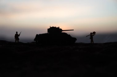 Savaş Konsepti. Askeri siluetler savaş sisli gökyüzü arka planında savaş sahnesi, Dünya Savaşı Askerleri Silueti Bulutlu Skyline 'ın altında gün batımı. Seçici odak