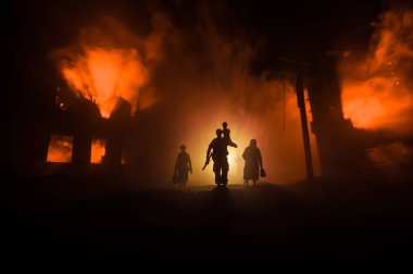 Mahvolmuş şehirdeki mülteciler. Savaş konseptinin berbat yüzü. Işık ve sisli yaratıcı sanat masası dekorasyonu. Seçici odak.