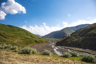 Yazın gündüz dağlarda güzel bir manzara. Gün batımında dağlar. Azerbaycan, Kafkasya. Khinalig