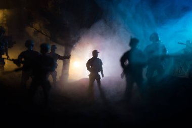 Savaş Konsepti. Askeri siluetler savaş sisli gökyüzü arka planında savaş sahnesi, Dünya Savaşı Askerleri Silueti Bulutlu Gökyüzünün Altında Gece. Harap olmuş şehirde savaş. Seçici odak