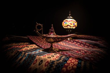 Antik Aladdin Arap geceleri, yumuşak beyaz dumanlı, karanlık arka planlı, cin tarzı yağ lambası. Dilek lambası konsepti