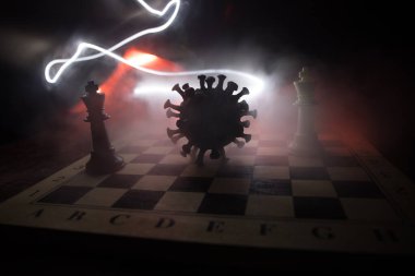 Covid küresel salgınında iş dünyasının satranç tahtası konsepti. Büyük Corona virüsü minyatür modeli satranç tahtasında sis ve arka planda. Yaratıcı sanat dekorasyonu. Seçici odak