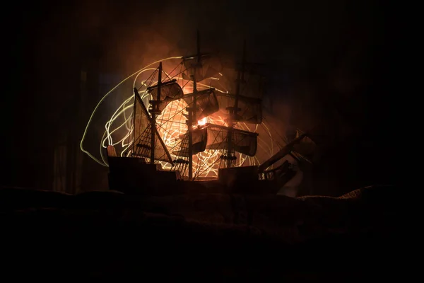 Schwarze Silhouette Des Piratenschiffs Bei Nacht Nachtszene Eines Geisterpiratenschiffs Meer — Stockfoto