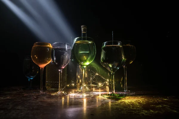 Goblet Vin Träbord Med Vackra Tonade Lampor Bakgrunden Glasögon Vin — Stockfoto