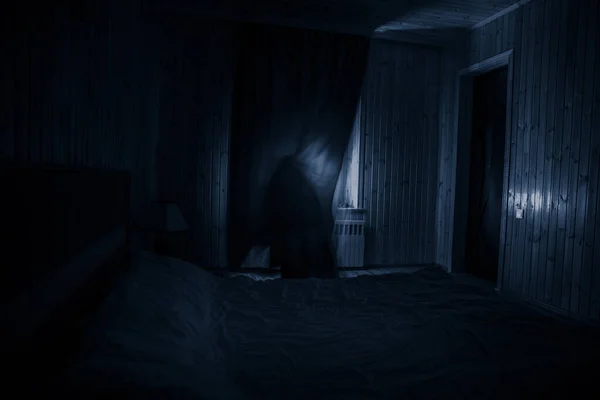 Silueta Horror Ventana Con Cortina Dentro Del Dormitorio Por Noche — Foto de Stock