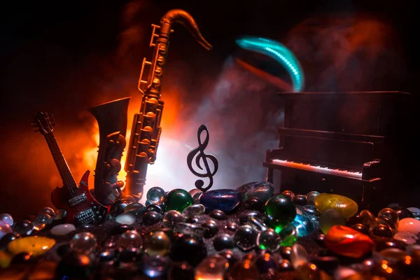 Muziekconcept Muzikaal Symbool Treble Clef Rvs Miniatuur Met Kleurrijk Getint — Stockfoto