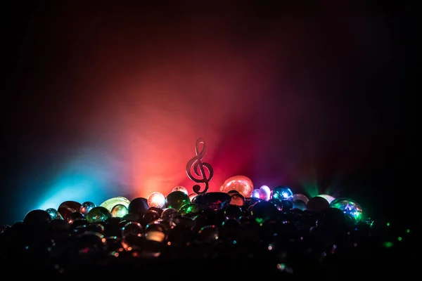Musikkonzept Musikalisches Symbol Notenschlüssel Aus Edelstahl Miniatur Mit Farbig Getöntem — Stockfoto