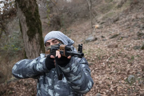 Людина Масці Штурмовою Гвинтівкою Готова Атакувати Лісі Небезпечний Бандит Прицільний — стокове фото