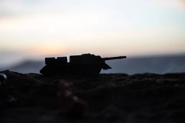 Concepto Guerra Siluetas Militares Luchando Escena Fondo Del Cielo Niebla — Foto de Stock