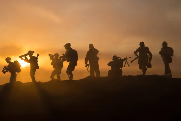 Conceito Guerra Silhuetas Militares Lutando Cena Fundo Céu Nevoeiro Guerra — Fotografia de Stock