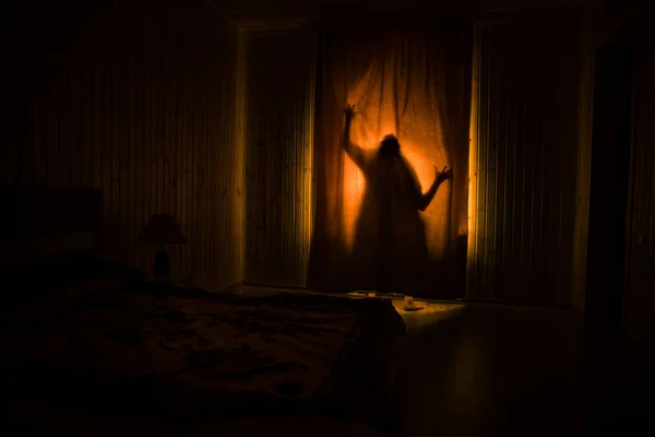 Horreur Silhouette Dans Fenêtre Avec Rideau Intérieur Chambre Nuit Scène — Photo