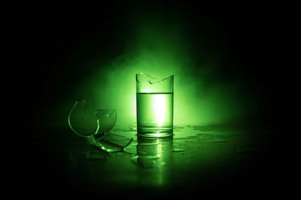 Trinken Glasscherben Zerbrochene Gläser Auf Einem Holztisch Vor Dunkel Getöntem — Stockfoto