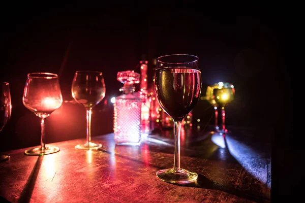 Copa Vino Sobre Mesa Madera Con Hermosas Luces Tonificadas Fondo —  Fotos de Stock