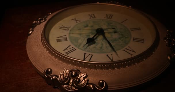Zeitkonzept Große Vintage Runde Uhr Auf Holztisch Mit Abstraktem Licht — Stockvideo