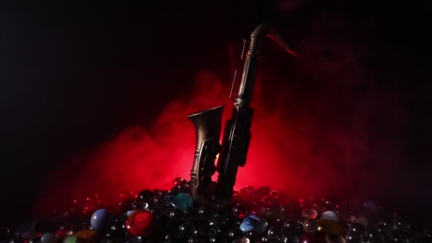 Müzik Konsepti Saksafon Caz Enstrümanı Alto Altın Saksafon Minyatürü Sisli — Stok video