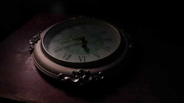 Concepto Tiempo Gran Reloj Redondo Vintage Mesa Madera Con Luz — Vídeo de stock