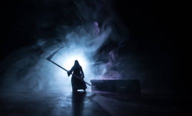 Yaratıcı sanat eserleri. Minyatür tahta tabut ve karanlık bir geçmişi olan bir masada Azrail. Koronavirüs kurbanları veya koronavirüs salgını konsepti sırasında kayıplar. Seçici odak