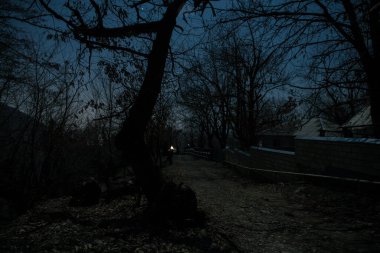 Gece sessiz köyde dolunay var. Ay ışığı altındaki dağ köyünün güzel gece manzarası. Azerbaycan doğası. Uzun pozlu çekim