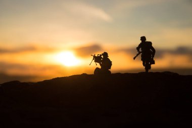 Savaş Konsepti. Askeri siluetler savaş sisli gökyüzü arka planında savaş sahnesi, Dünya Savaşı Askerleri Silueti Bulutlu Skyline 'ın altında gün batımı. Seçici odak