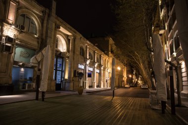 BAKU, AZERBAIJAN - 7 Nisan 2020 - Bakü, Azerbaycan şehir merkezi. Geceleri Azerbaycan 'ın başkenti Bakü' nün boş sokakları. Covid salgını yaşanıyor