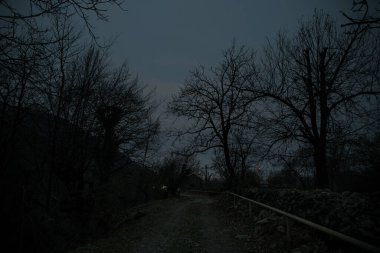 Gece sessiz köyde dolunay var. Ay ışığı altındaki dağ köyünün güzel gece manzarası. Azerbaycan doğası. Uzun pozlu çekim