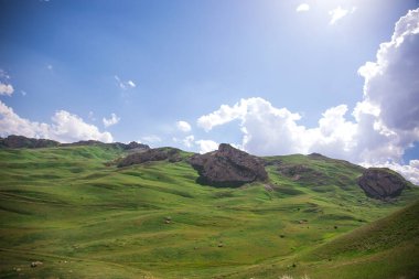 Yazın gündüz dağlarda güzel bir manzara. Gün batımında dağlar. Azerbaycan, Kafkasya. Khinalig