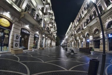 BAKU, AZERBAIJAN - 7 Nisan 2020 - Bakü, Azerbaycan şehir merkezi. Geceleri Azerbaycan 'ın başkenti Bakü' nün boş sokakları. Covid salgını yaşanıyor